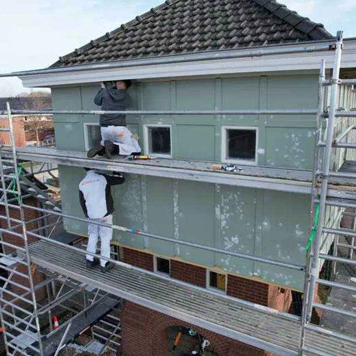 Bonke & Zn. schilders behandelen gevelbeplanking en raamkozijnen van de watertoren, Haaksbergen