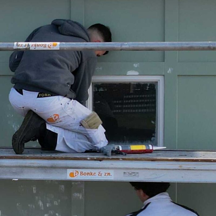 Schilder van Bonke & Zn. kitten kozijnaansluiting bij de watertoren van Museum Buurtspoorweg Haaksbergen