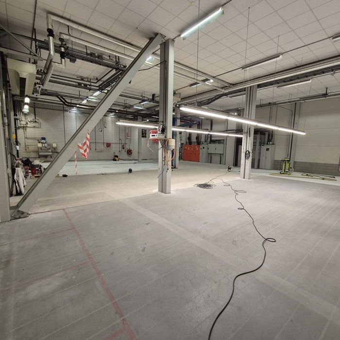 Bestaande betonvloer in technische ruimte bij Grolsch vóór epoxy vloerafwerking
