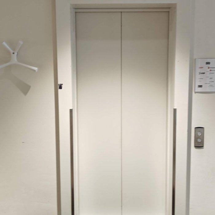 Geschilderde liftdeuren en kozijnen als onderdeel van binnenschilderwerk OF-US Enschede