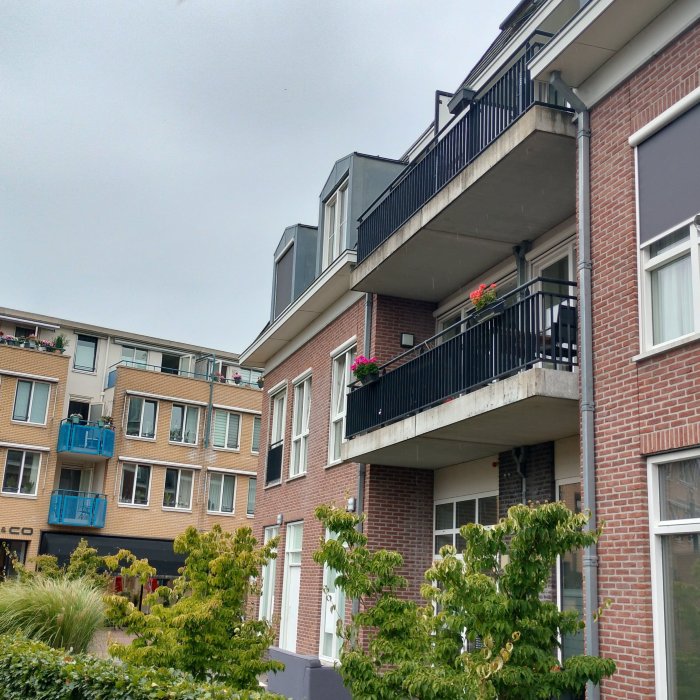 Winkel- en appartementencomplex De Kalter 2 in Haaksbergen waar renovatie bedrijfspand is uitgevoerd