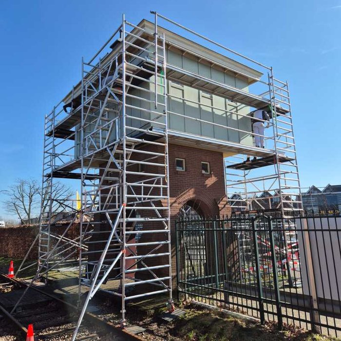 Bonke & Zn. schilders werken aan de gevelbeplanking van de watertoren, Museum Buurtspoorweg Haaksbergen