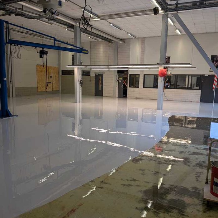 Epoxy gietvloer tijdens uitvoering in technische ruimte van bedrijfspand Grolsch