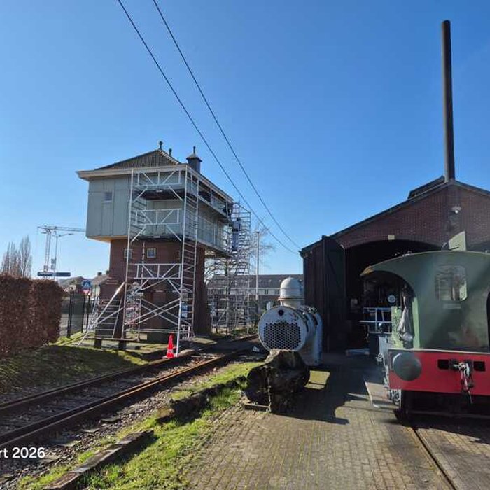 Watertoren Museum Buurtspoorweg Haaksbergen met steiger en stoomlocomotief op de voorgrond tijdens schilderwerkzaamheden
