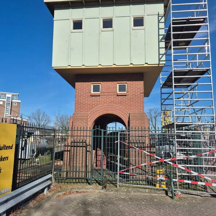 Steiger rondom de watertoren van Museum Buurtspoorweg in Haaksbergen bij aanvang van de schilderwerkzaamheden
