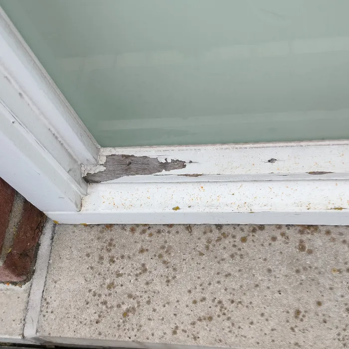 Houtrot aan kozijn van bedrijfspand in Haaksbergen vóór herstel en schilderwerk