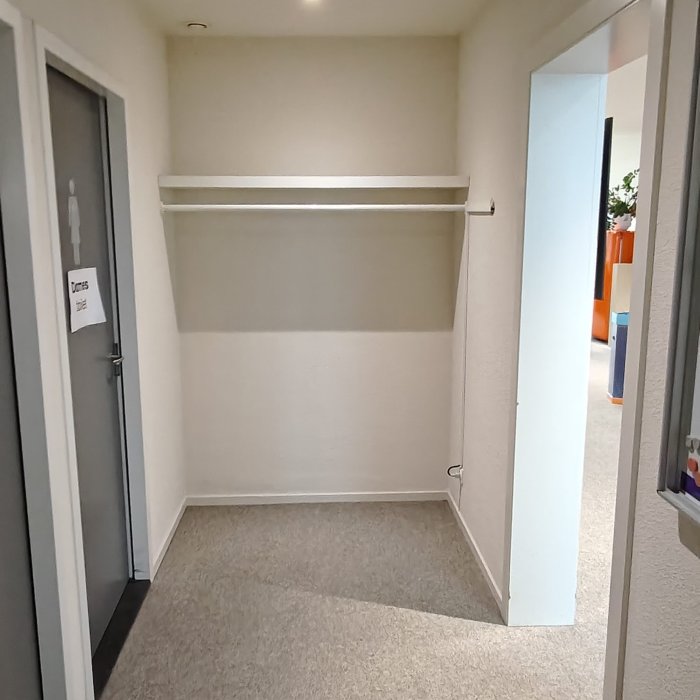 Detail van binnenschilderwerk met strak geschilderde wanden en plafonds