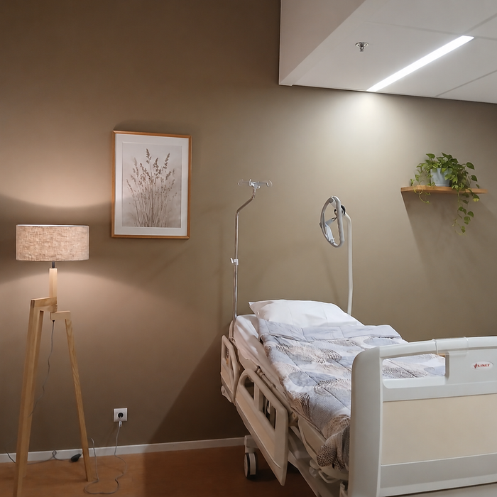 Eindresultaat van schilderwerk in de afscheidskamer van de SEH in Enschede met warme kleurstelling, sfeervolle inrichting en professionele wandafwerking door Bonke & Zn.