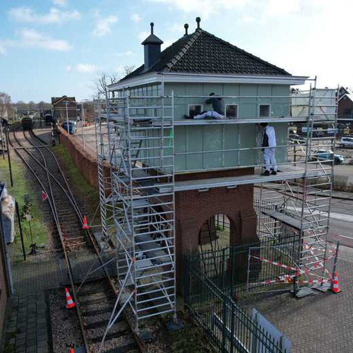 Watertoren Museum Buurtspoorweg Haaksbergen na voltooiing buitenschilderwerk door Bonke & Zn., inclusief stoomtramsporen op de voorgrond