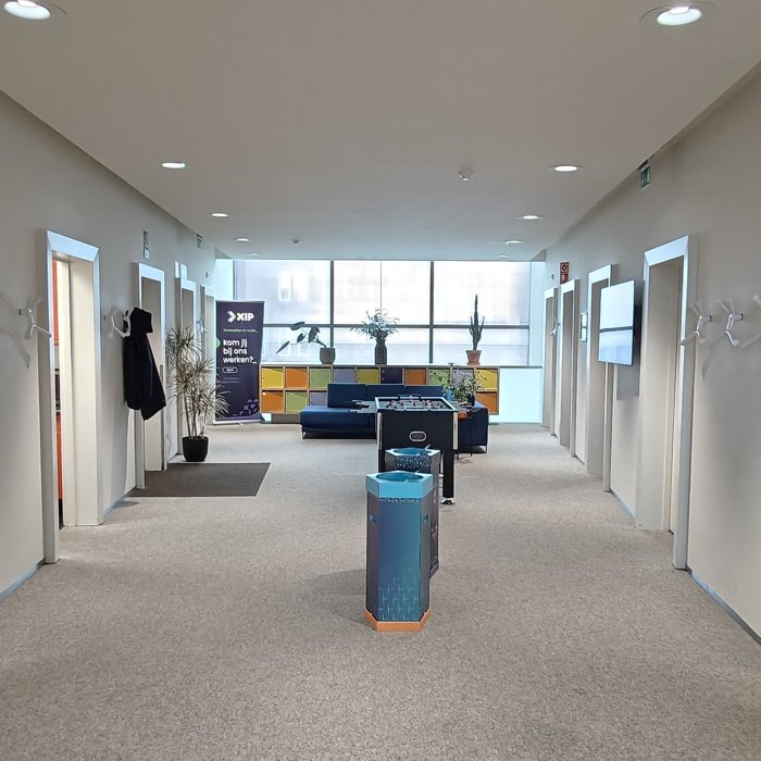 Kantoorverdieping na schilderwerk aan wanden, deuren en kozijnen door Bonke