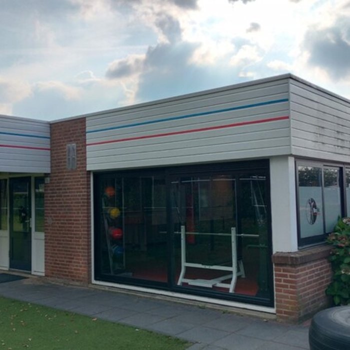 Geschilderde gevel Brofit-hal Tennisclub Lonneker Enschede - buitenschilderwerk Bonke & Zn.