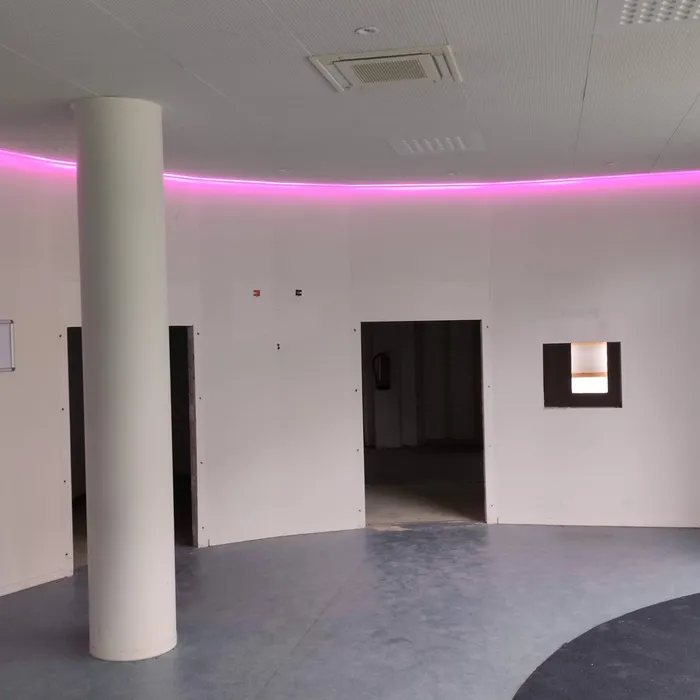 Afgewerkte kantoorruimte na renovatie bedrijfspand in Haaksbergen met strak stuc- en schilderwerk