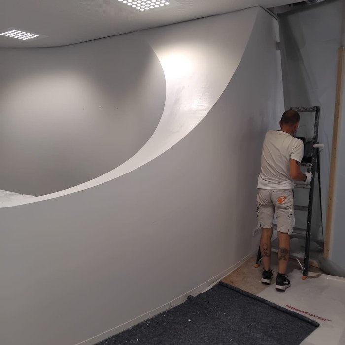 Stuc- en schilderwerk tijdens renovatie bedrijfspand voormalige Rabobank Haaksbergen