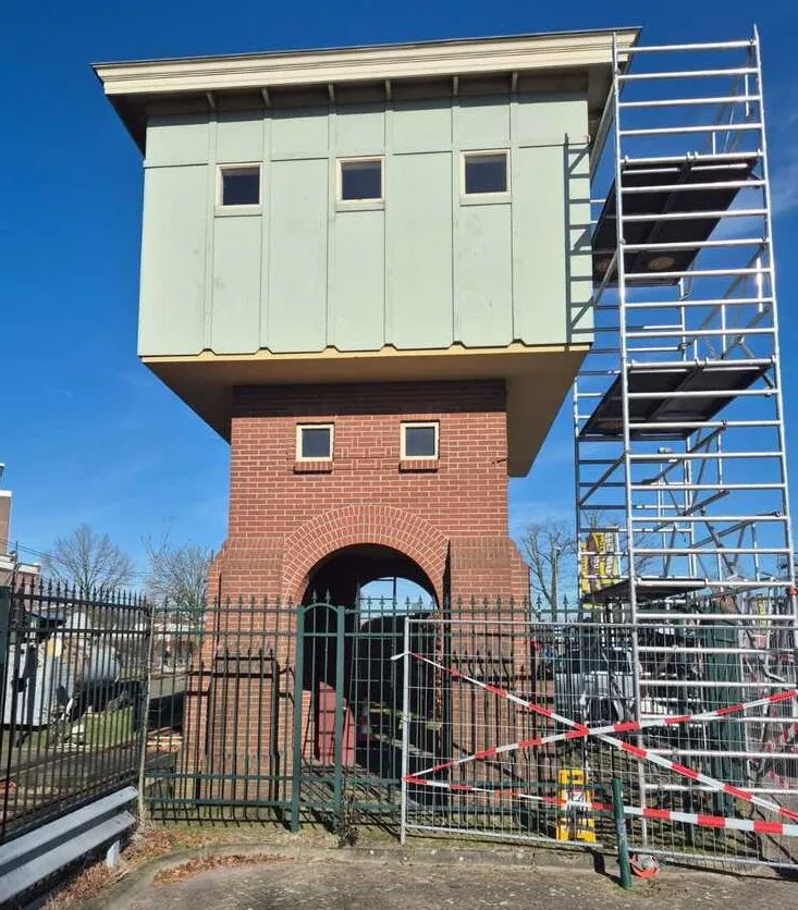 Steiger rondom de watertoren van Museum Buurtspoorweg in Haaksbergen bij aanvang van de schilderwerkzaamheden