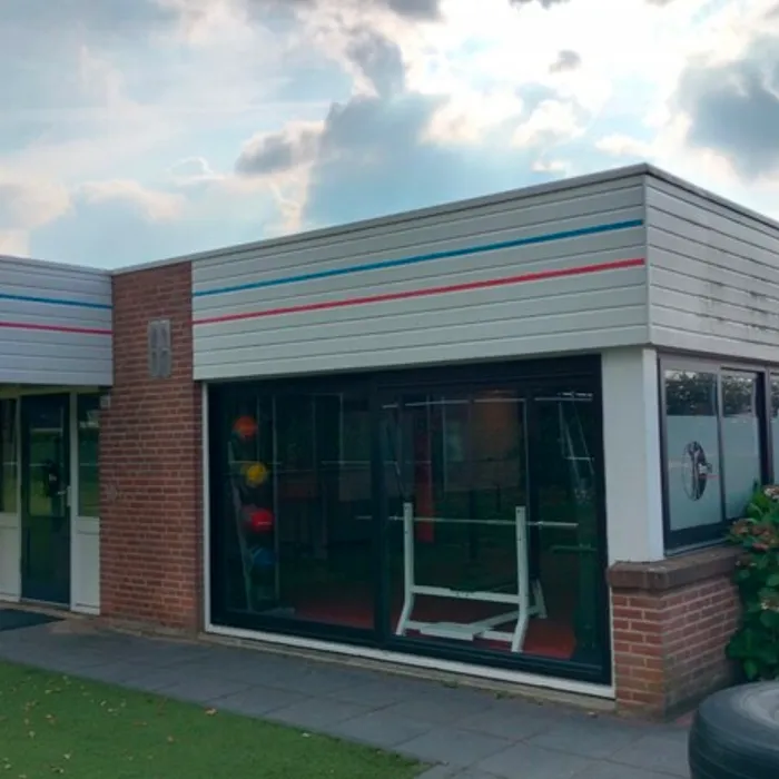 Geschilderde gevel Brofit-hal Tennisclub Lonneker Enschede - buitenschilderwerk Bonke & Zn.