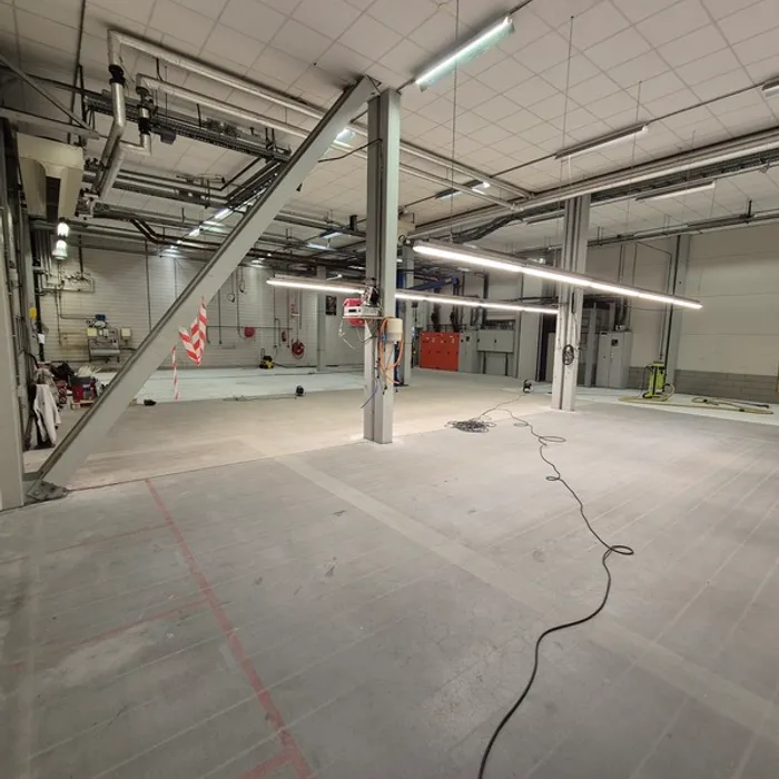 Bestaande betonvloer in technische ruimte bij Grolsch vóór epoxy vloerafwerking