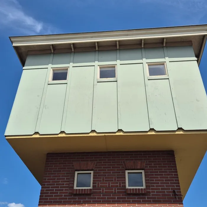 Watertoren Museum Buurtspoorweg Haaksbergen voor het schilderwerk, verweerde gevelbeplanking en kozijnen