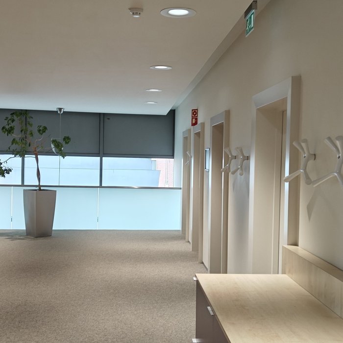 Binnenschilderwerk van wanden, deuren en kozijnen in kantoorgang bij OF-US in Enschede