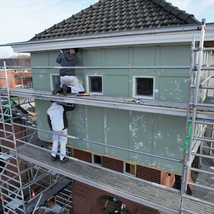 Bonke & Zn. schilders behandelen gevelbeplanking en raamkozijnen van de watertoren, Haaksbergen