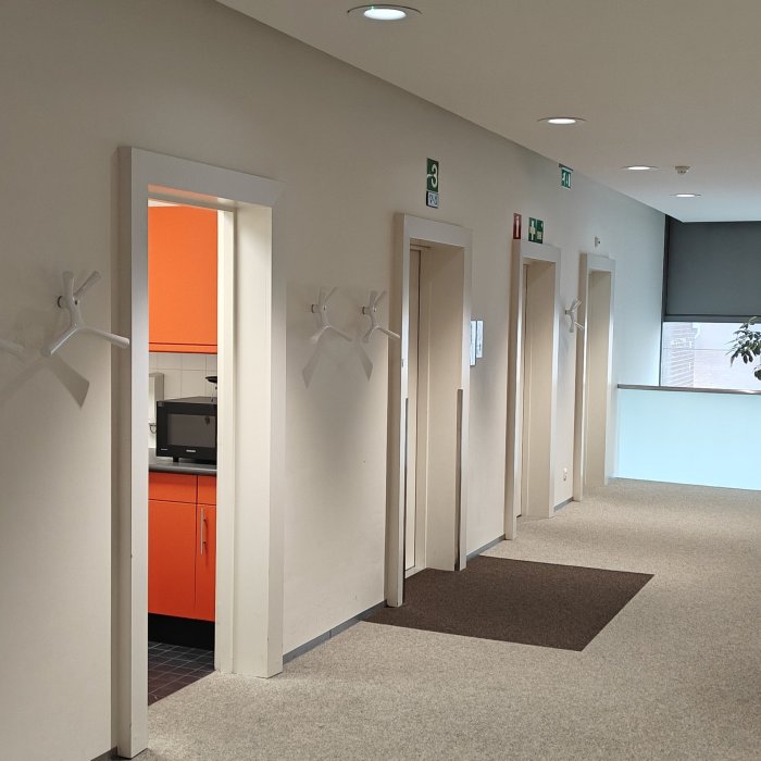 Opgefrist kantoorinterieur door schilderwerk aan wanden en deuren bij OF-US Enschede