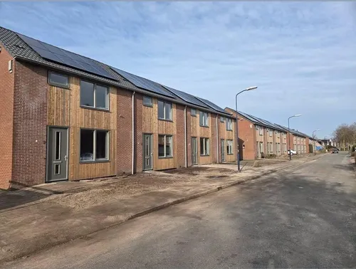 Gerenoveerde woningen in Varsseveld met houten gevelbekleding en zonnepanelen, afwerking door Schildersbedrijf Bonke & Zn.