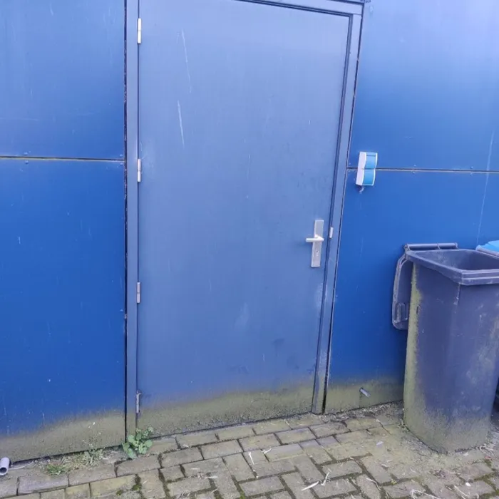 Gevel en deur bij Marssteden voor aanvang van de werkzaamheden