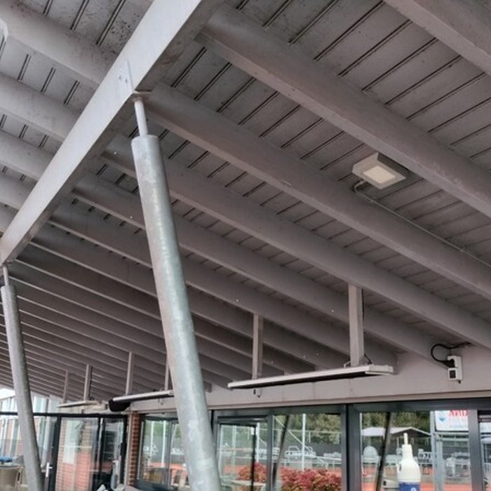 Onderzijde luifel en dakbetimmering Tennisclub Lonneker na schilderwerk - Bonke & Zn.