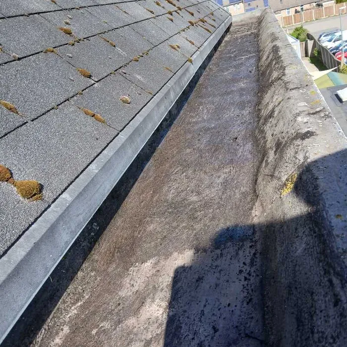 Gereinigde dakgoot op villa Haaksbergerstraat Enschede na inspectie en schoonmaak door Schildersbedrijf Bonke & Zn.
