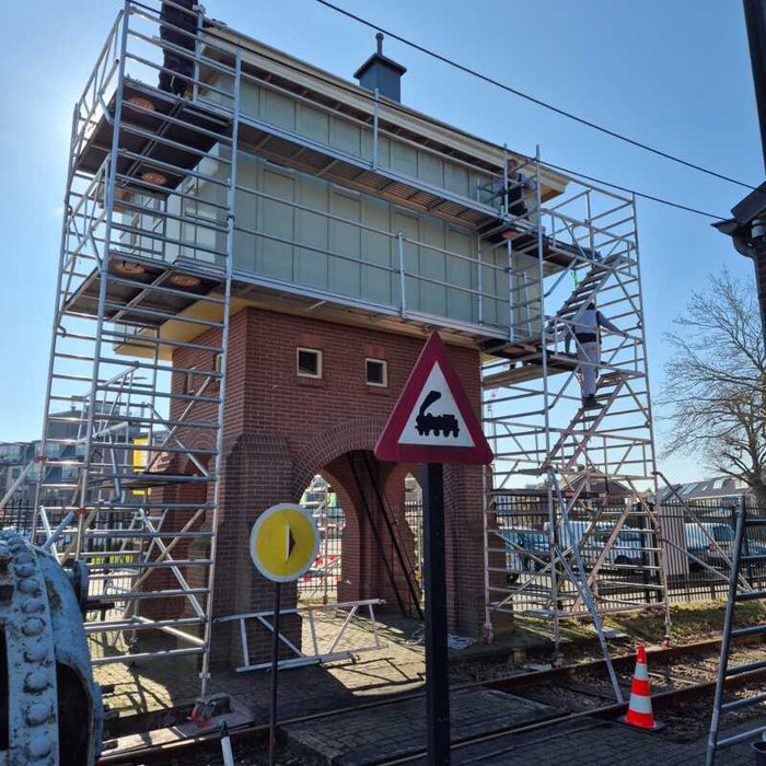Schilders van Bonke & Zn. op de steiger aan het werk bij de watertoren van Museum Buurtspoorweg