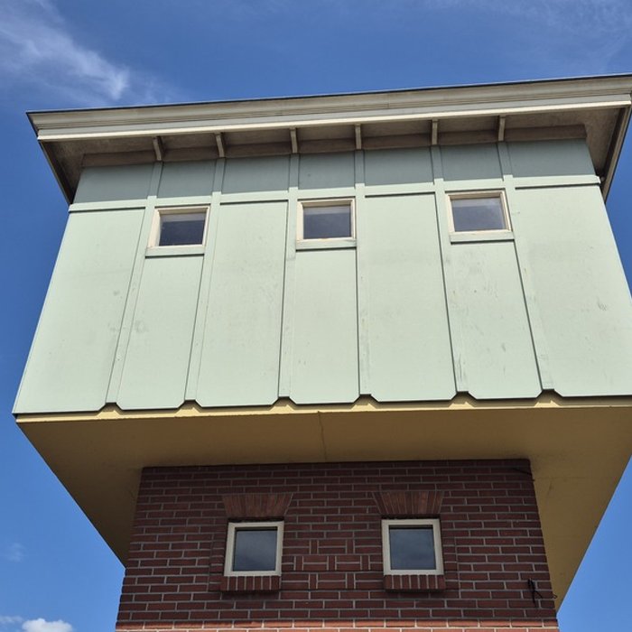 Watertoren Museum Buurtspoorweg Haaksbergen voor het schilderwerk, verweerde gevelbeplanking en kozijnen