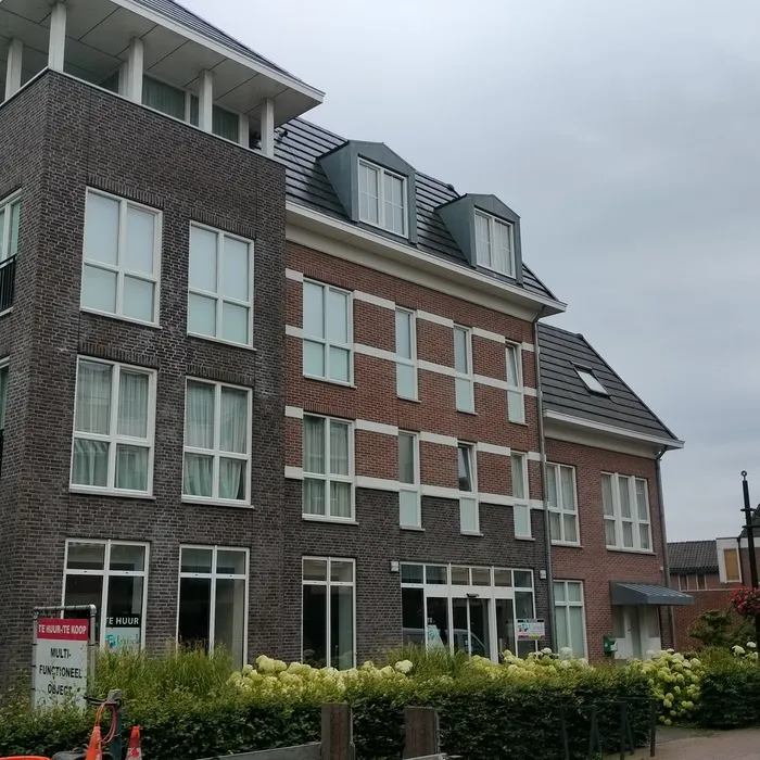Eindresultaat renovatie bedrijfspand voormalige Rabobank in Haaksbergen na schilderwerk