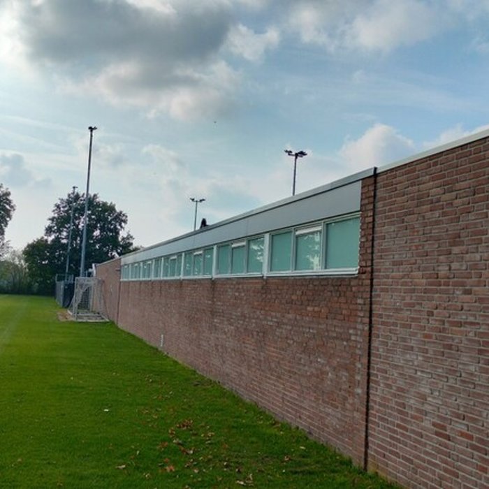 Zijgevel kleedkamers Tennisclub Lonneker na buitenschilderwerk - Bonke & Zn. Enschede