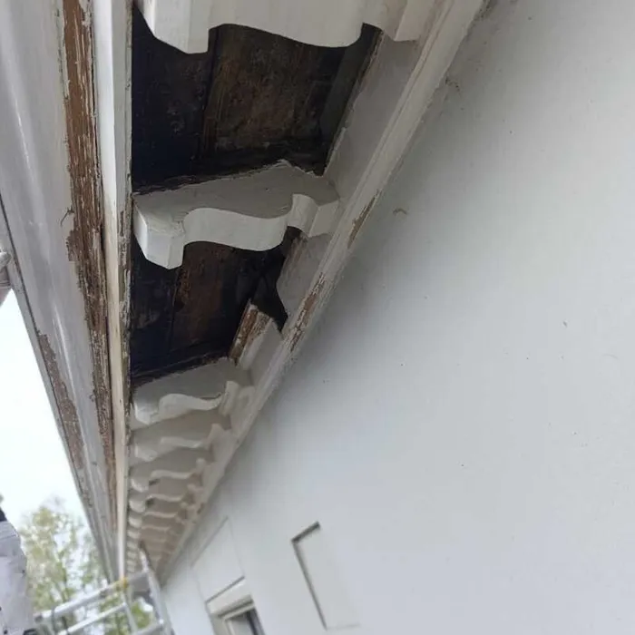 Ernstig verrot houtwerk aan kroonlijst en overstek van villa Haaksbergerstraat Enschede, vóór houtreparatie door Schildersbedrijf Bonke & Zn.