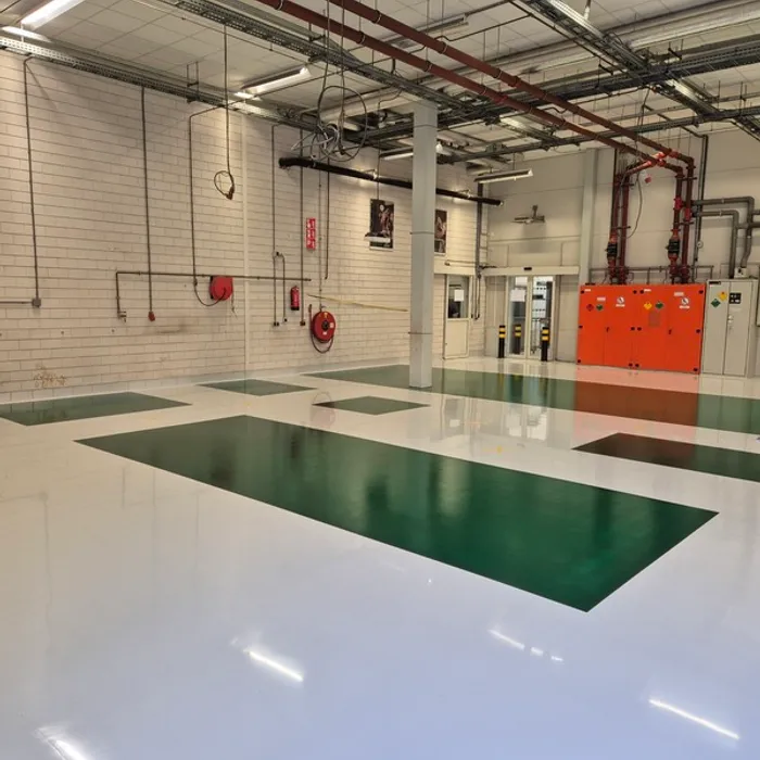 Naadloze industriële epoxy vloer bij Grolsch na volledige afwerking