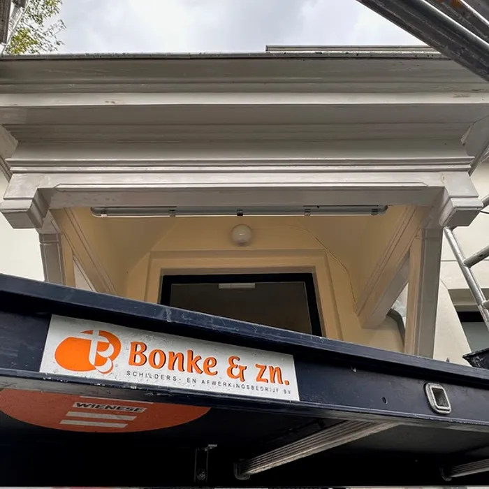 Herstelde en geschilderde kroonlijst aan de voorgevel van villa Haaksbergerstraat Enschede, na houtreparatie en buitenschilderwerk door Schildersbedrijf Bonke & Zn.