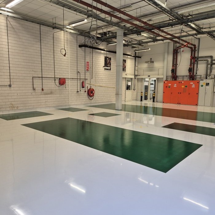 Naadloze industriële epoxy vloer bij Grolsch na volledige afwerking