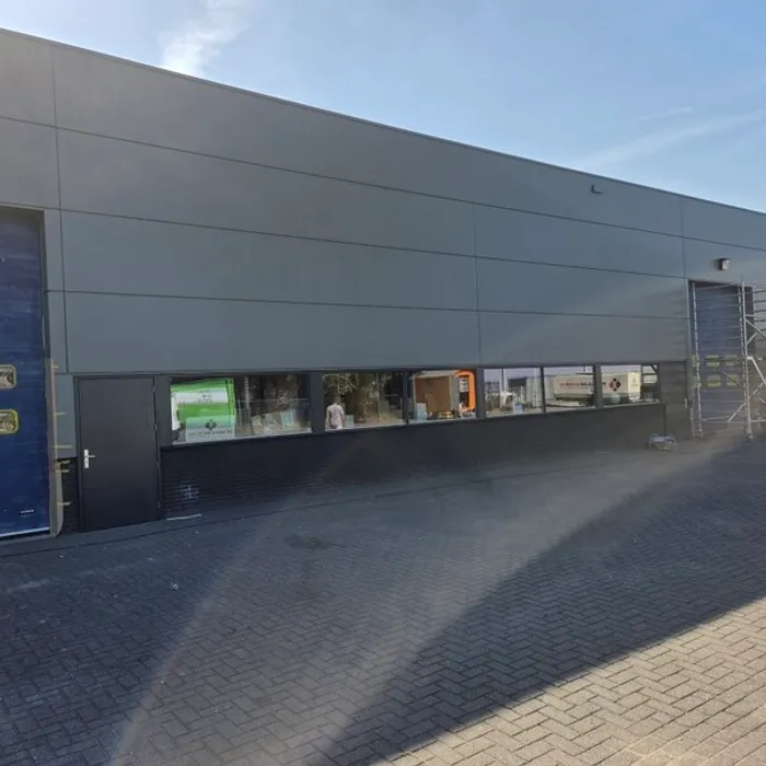 Afgewerkte grijze gevelplaten van de bedrijfsloods bij Wesselink Buunk aan de Marssteden