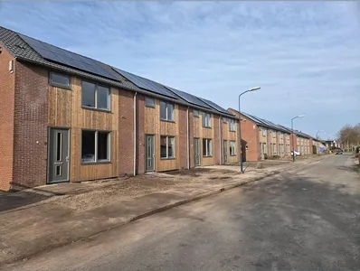 Gerenoveerde woningen in Varsseveld met houten gevelbekleding en zonnepanelen, afwerking door Schildersbedrijf Bonke & Zn.