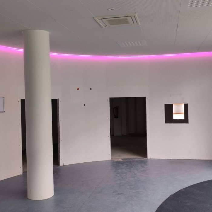 Afgewerkte kantoorruimte na renovatie bedrijfspand in Haaksbergen met strak stuc- en schilderwerk