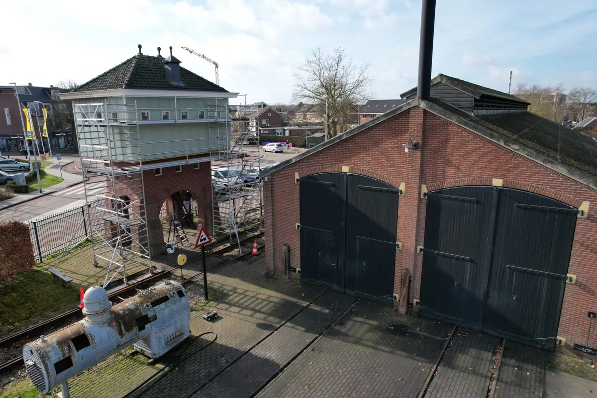 Schilder van Bonke & Zn. kitten kozijnaansluiting bij de watertoren van Museum Buurtspoorweg Haaksbergen