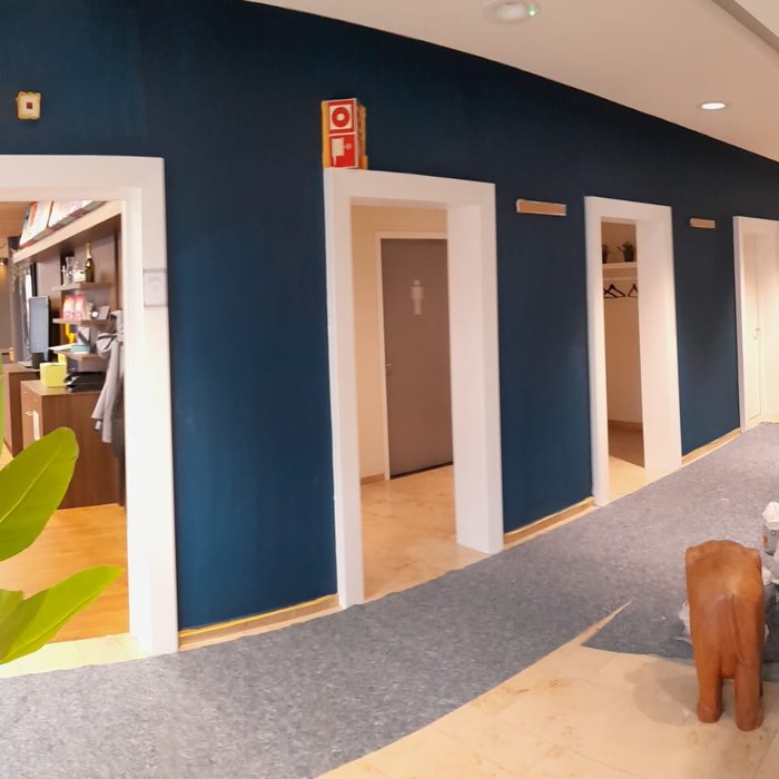 Resultaat van binnenschilderwerk aan wanden en deuren op kantoorverdieping OF-US Enschede
