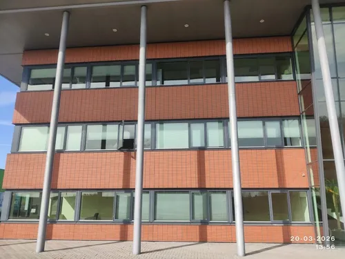Kantoorpand met terracotta gevelstenen bij project Marssteden