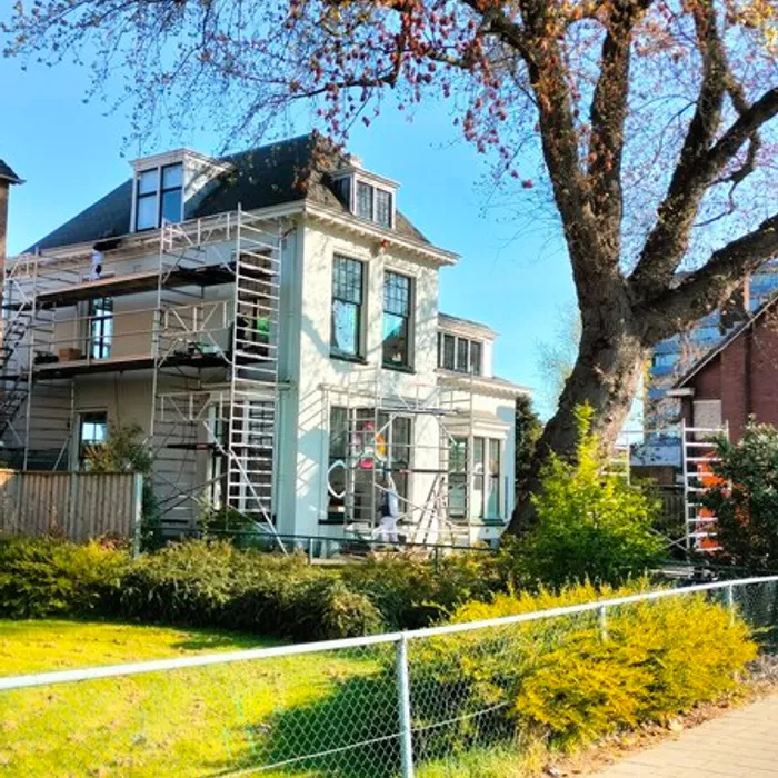 Karakteristieke villa aan de Haaksbergerstraat in Enschede met steiger voor buitenschilderwerk door Schildersbedrijf Bonke & Zn.
