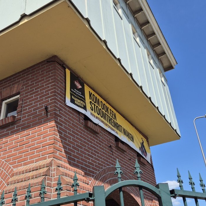 Watertoren Museum Buurtspoorweg Haaksbergen met informatiebord voor aanvang buitenschilderwerk