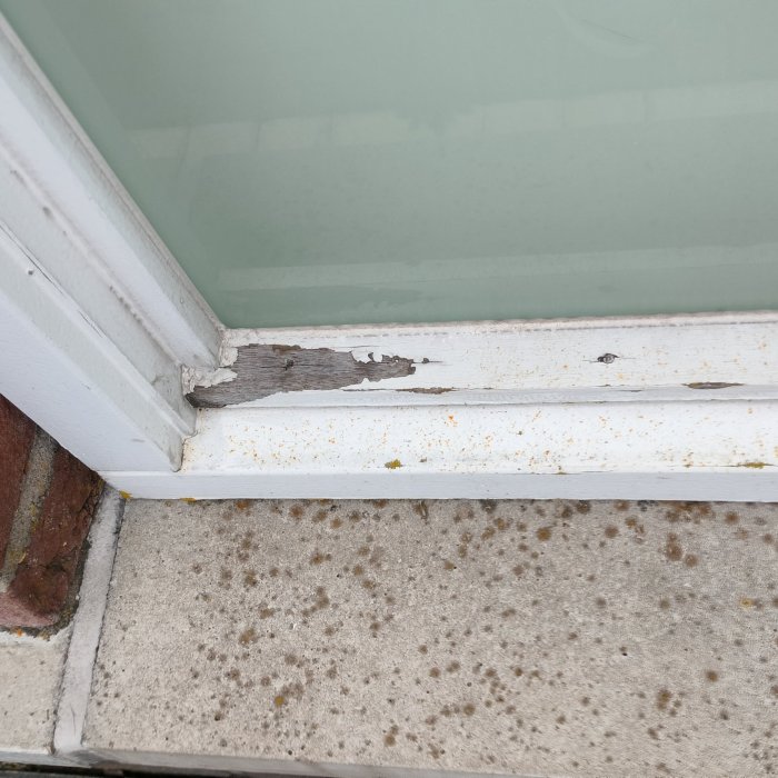 Houtrot aan kozijn van bedrijfspand in Haaksbergen vóór herstel en schilderwerk