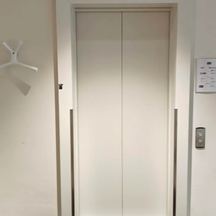 Geschilderde liftdeuren en kozijnen als onderdeel van binnenschilderwerk OF-US Enschede
