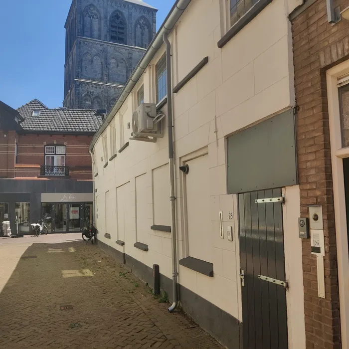 Zijgevel van het pand aan de Grootestraat in Oldenzaal vóór gevelrenovatie en schilderwerk.