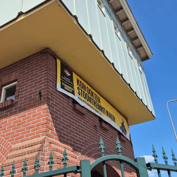 Watertoren Museum Buurtspoorweg Haaksbergen met informatiebord voor aanvang buitenschilderwerk