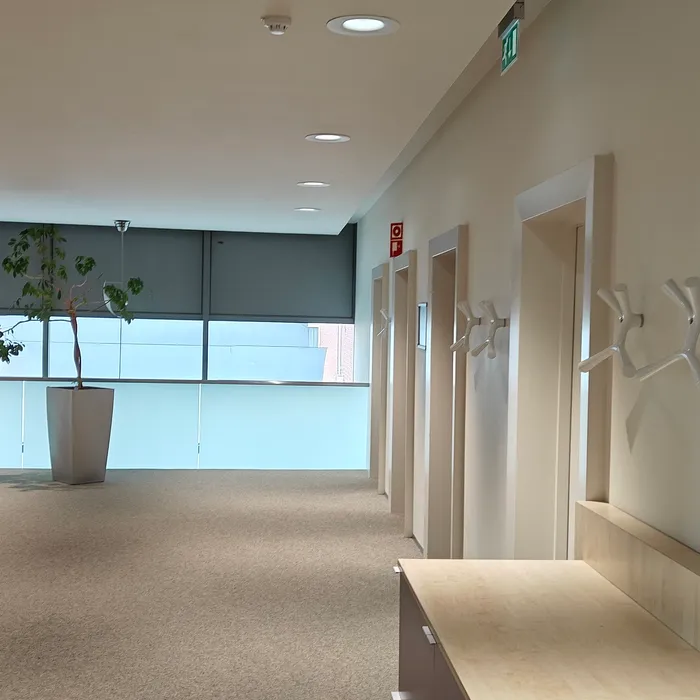 Binnenschilderwerk van wanden, deuren en kozijnen in kantoorgang bij OF-US in Enschede