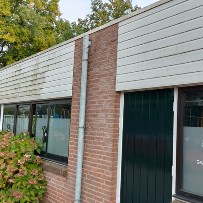 Vervuild en verweerd houtwerk Brofit-hal Tennisclub Lonneker vóór schilderwerk - Bonke & Zn.